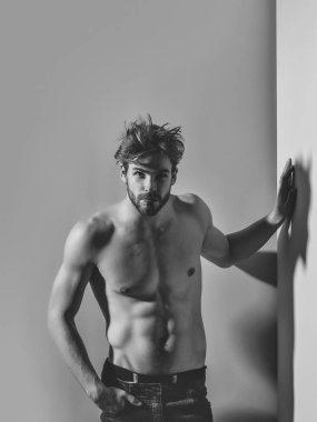 Yakışıklı kaslı seksi adam.