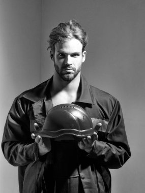 Yakışıklı adam kask tutar