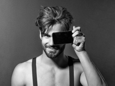 Smartphone ile gülümseyen yakışıklı adam