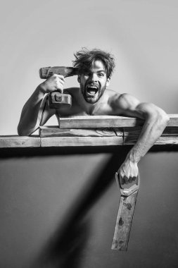 Seksi kaslı erkek yapıcı.