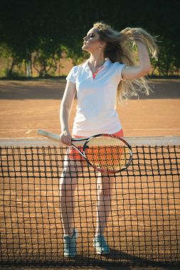 Seksi üniforma tutun tenis raketi net adlı kadın atlet