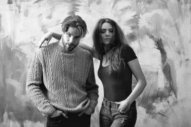 Güzel kız sarılma sakallı adam