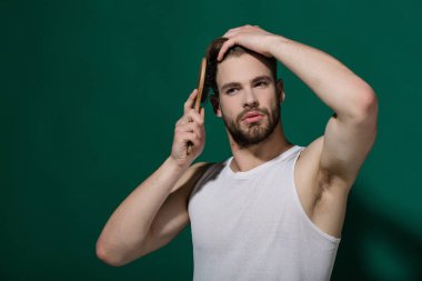 Maço sakallı yüz ve saç kesimi beyaz singlet ile