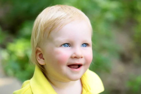 Menino sorriso infantil com olhos azuis no rosto adorável — Fotografia de Stock