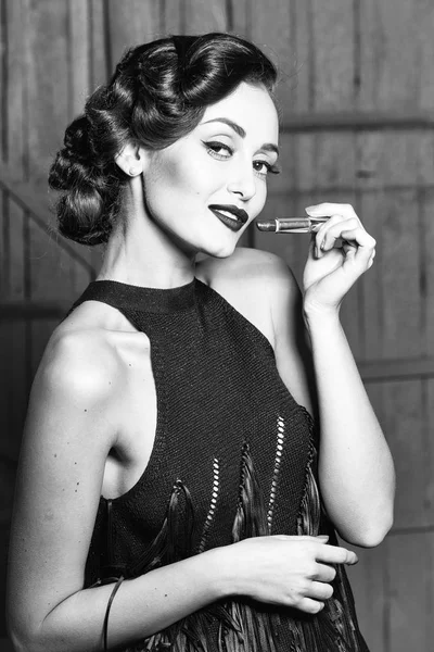 Lipgloss olan retro kadın