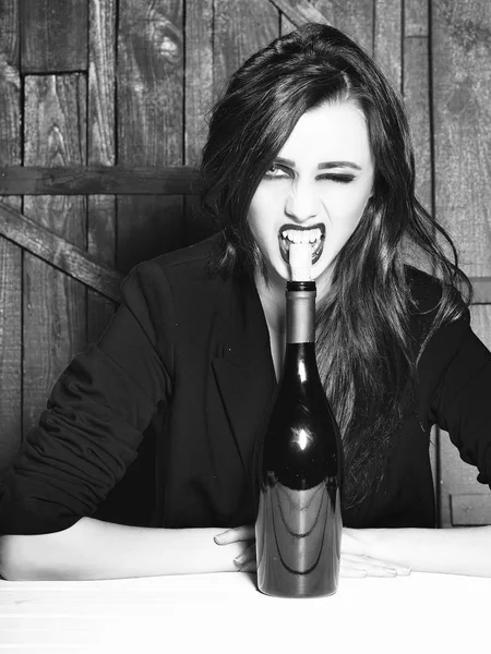 Woman opening wine bottle — Stock Photo, Image