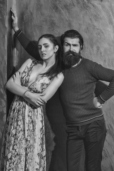 Hoş kız uzun sakallı sakallı adam yanında ayakta