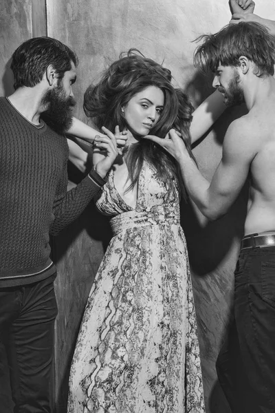 Sevimli küçük kız ve iki sakallı adam sakallı