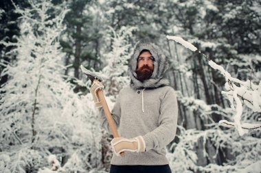 Adam oduncu balta ile termal ceketli.