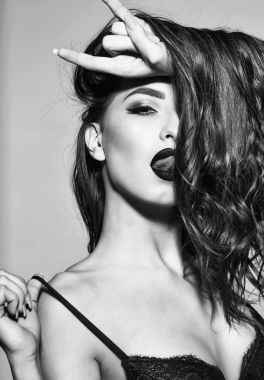 Kırmızı dudaklar, uzun esmer saçlı seksi kadınla