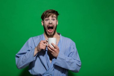 Lisans ile mavi bornoz kupa ile şaşırttı yüzüne