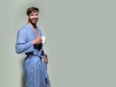 Sabahlık gülümseme Kupası ve dergi ile mutlu adam