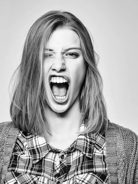 Angry pretty girl grimaces — Stock Photo, Image