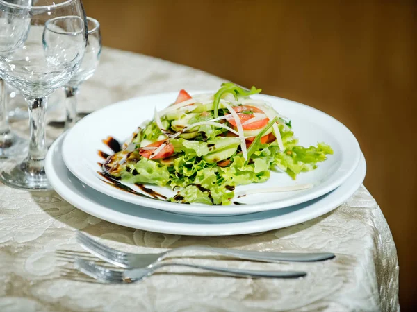 Sallad serveras på tallrik i restaurang — Stockfoto