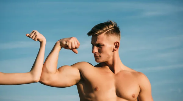 Bodybuilder med stark hand biceps, triceps tävling med kvinnlig hand — Stockfoto