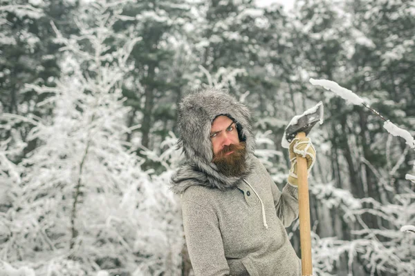 Hombre leñador en chaqueta térmica con hacha . — Foto de Stock