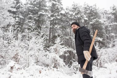 Adam oduncu balta ile termal ceketli.