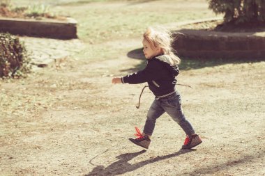 Mavi ceket ve kot pantolon yürüyüş sopayla erkek bebek