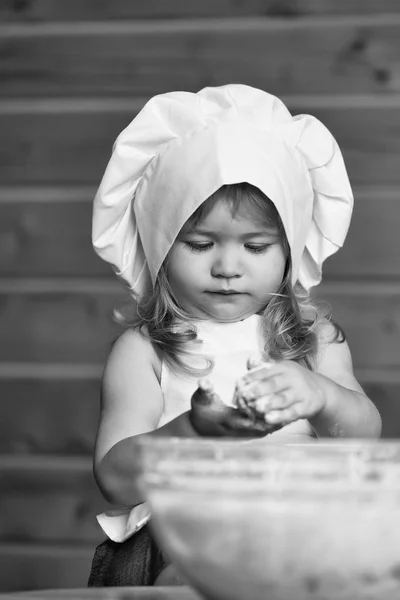 Menino feliz criança cozinhar amassar massa — Fotografia de Stock