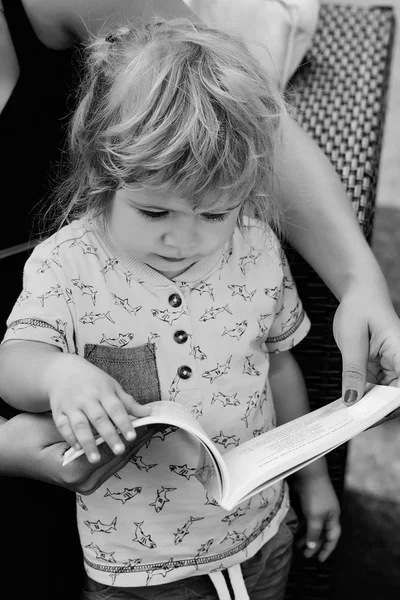 Baby pojke läser bok — Stockfoto