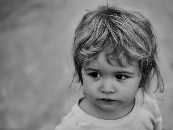 Дитячий хлопчик з коричневими очима — стокове фото