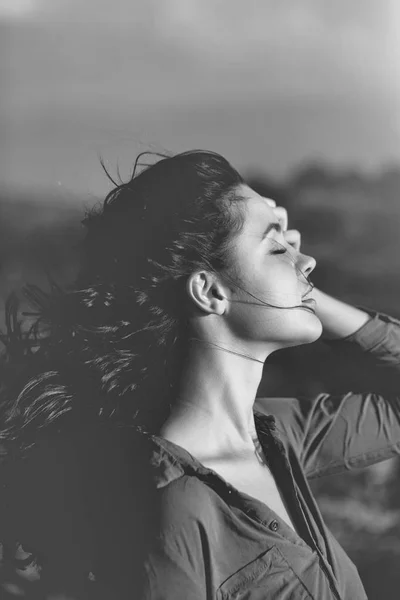 Bella ragazza con i capelli lunghi bruna ventosi — Foto Stock