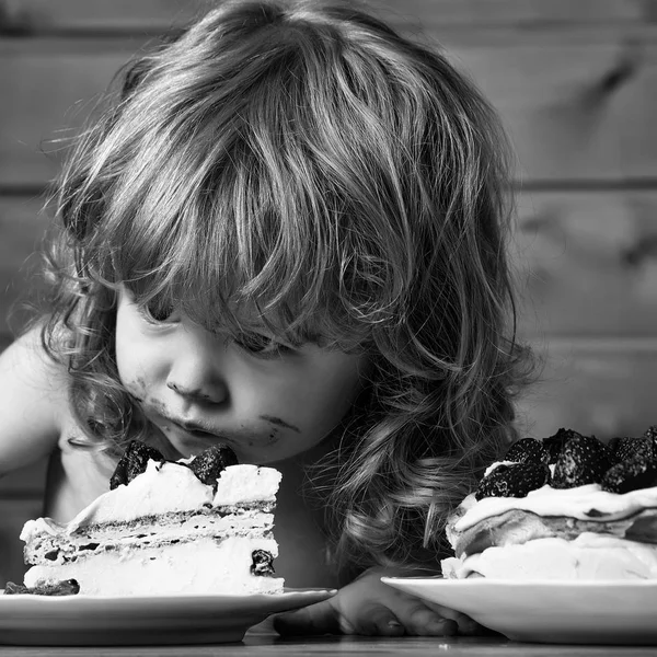 Small boy eats strawberry cake — Stock Photo, Image