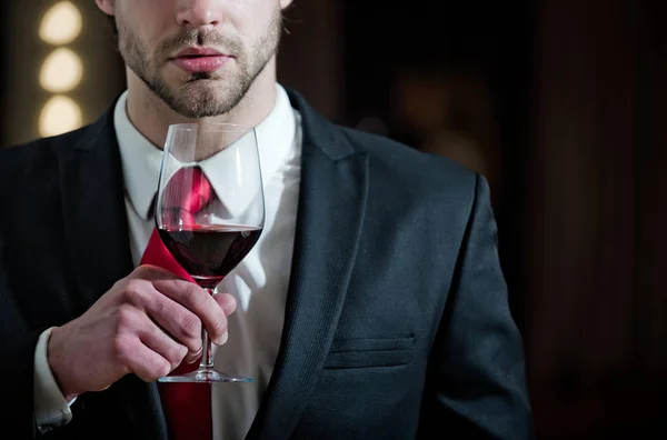 Glas vin i handen på man, möte och koppla av — Stockfoto