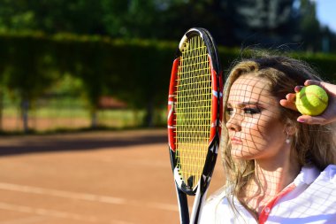 Net gölge güneşli yüzündeki kadınla