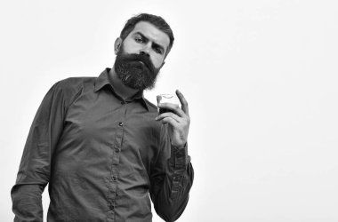ciddi sakallı adam hipster viski bardağında turuncu gömlek ile