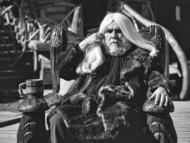 Ahşap kupa ile eski büyücü