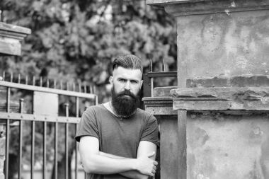 Mavi gökyüzü üzerinde sakallı adam