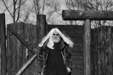 sakallı adam ahşap arka plan üzerinde