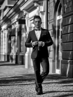 Takım elbiseli genç adam. 