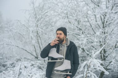 Adam paten karlı ormandaki ile Sigara İçilmeyen sakallı.