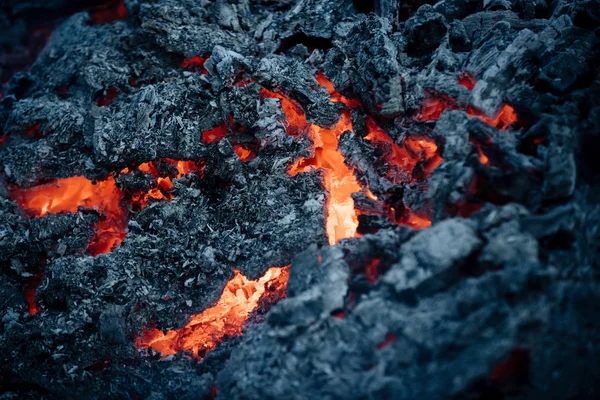 Lava lågan på svart ask bakgrund — Stockfoto