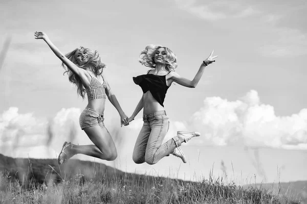 Mulheres bonitas no campo ao ar livre — Fotografia de Stock