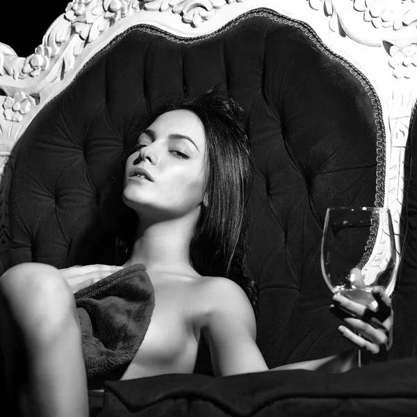 Mujer glamour con vino — Foto de Stock
