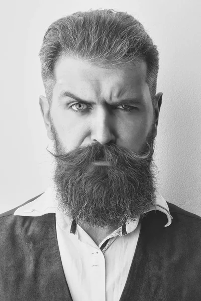 Hombre barbudo, brutal hipster caucásico con cara seria — Foto de Stock