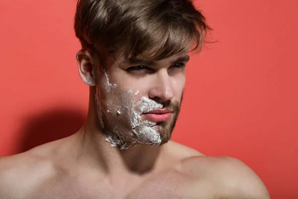 Hombre cara medio afeitado y barbudo con crema de afeitar — Foto de Stock