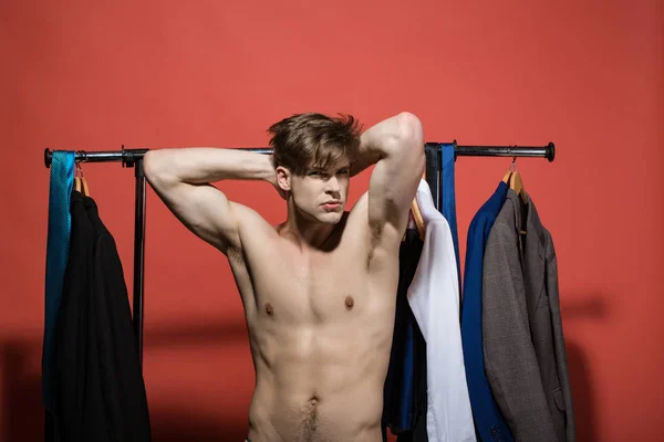 Man show sexy torso, braços musculares, bíceps, tríceps no vestiário — Fotografia de Stock