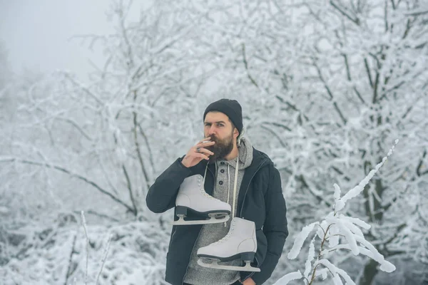 Adam paten karlı ormandaki ile Sigara İçilmeyen sakallı. — Stok fotoğraf