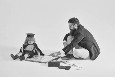 Küçük çocuk Profesör ile çizim