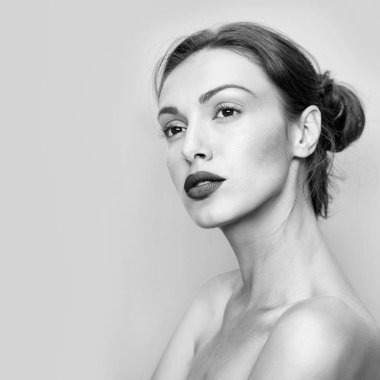 mavi zemin üzerine güzel bir kız