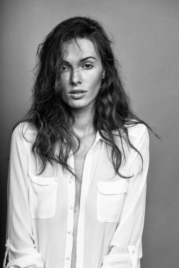 Beyaz gömlekli seksi genç kadın