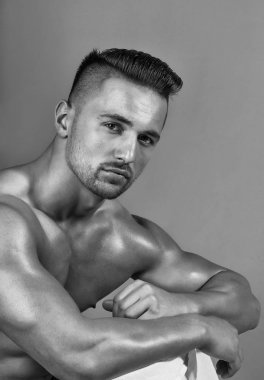 Yakışıklı adam veya kas maço