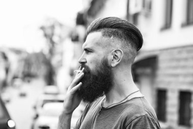 Sakallı adam açık