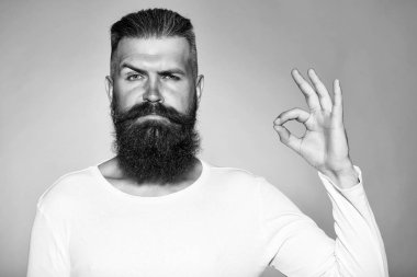 Sakallı adam okey hareketi ile