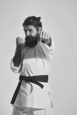 Sakallı karate adam, acımasız beyaz ciddi hipster kimono içinde