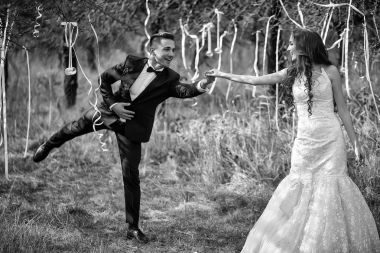 Düğün çifti ve ağaç şeritler